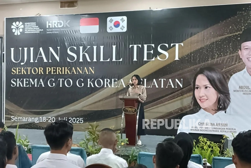 Wakil Menteri Pelindungan Pekerja Migran (P2MI) Christina Aryani saat meninjau Skill Test Calon PMI Program G to G ke Korsel di Semarang, Jawa Tengah, Sabtu (19/7/2025).