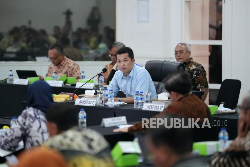 Wakil Menteri Pemuda dan Olahraga Republik Indonesia (Wamenpora RI) Taufik Hidayat, memimpin rapat koordinasi dan kolaborasi lintas kementerian/lembaga tentang pelayanan kepemudaan di Auditorium Wisma Menpora, Jakarta, Jumat (16/5/2025).