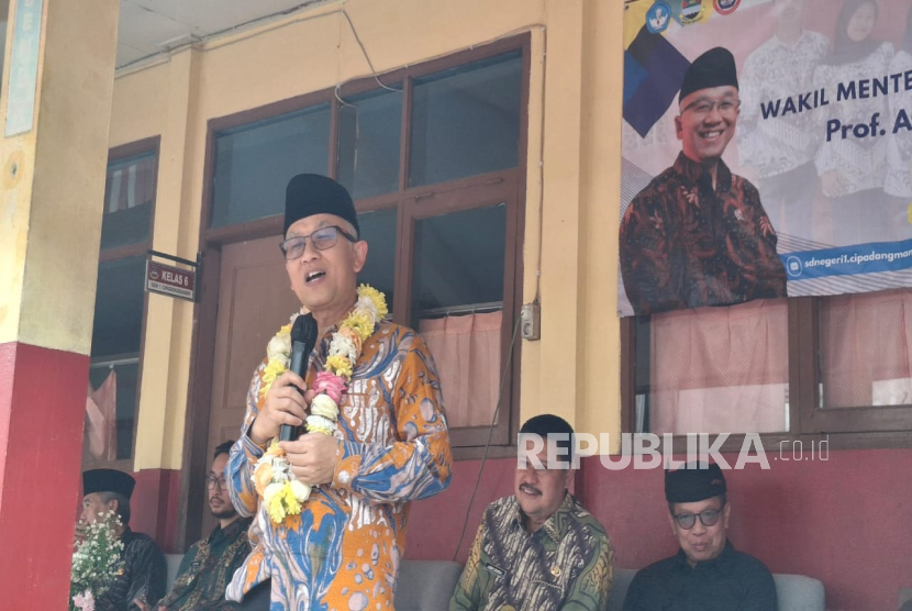 Wakil Menteri Pendidikan Dasar dan Menengah, Atip Latipulhayat ketika melakukan pengecekan langsung SDN 1 Cipadangmanah, Padalarang, Kabupaten Bandung Barat (KBB), Jawa Barat pada Jumat (14/3).