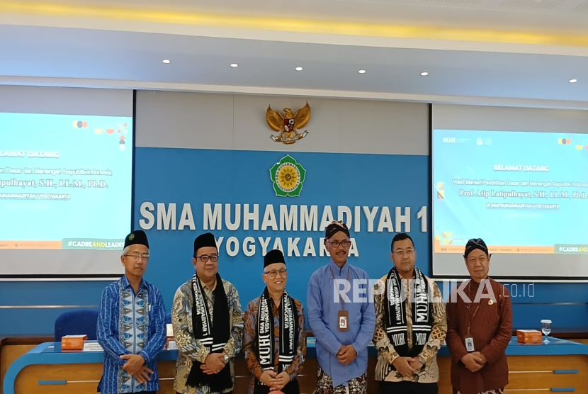 Wakil Menteri Pendidikan Dasar dan Menengah (Wamendikdasmen), Prof Atip Latipulhayat (ketiga kiri) saat meninjau langsung proses pembelajaran di SMA Muhammadiyah 1 Yogyakarta, Kamis (16/1/2025).