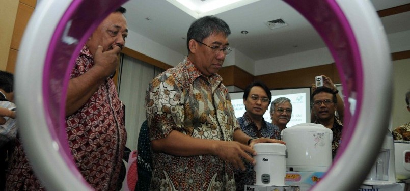 Wakil Menteri Perdagangan Bayu Krisnamurti melihat alat-alat elektronik saat pengumuman hasil pengawasan barang beredar dan jasa di Kantor Kemendag, Jakarta, Selasa (28/2). (Republika/Wihdan Hidayat)