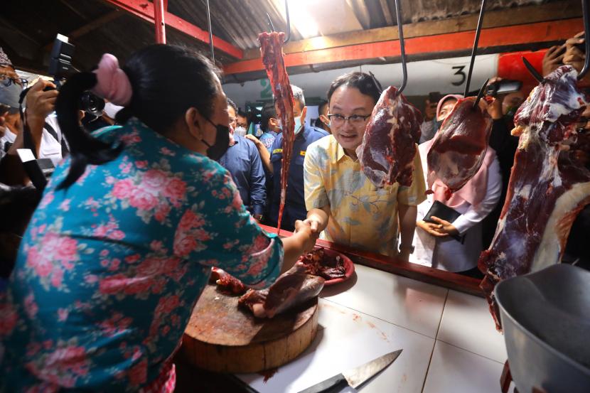 Wakil Menteri Perdagangan Jerry Sambuaga (kanan) berbincang dengan pedagang daging di Pasar Rogojampi, Banyuwangi, Jawa Timur, Rabu (20/7/2022). Kunjungan kerja Wamendag di Banyuwangi itu untuk memastikan stok kebutuhan pokok penting dan menjaga stabilisasi harga pangan ditingkat pedagang seperti minyak goreng, daging, bawang dan cabai. 