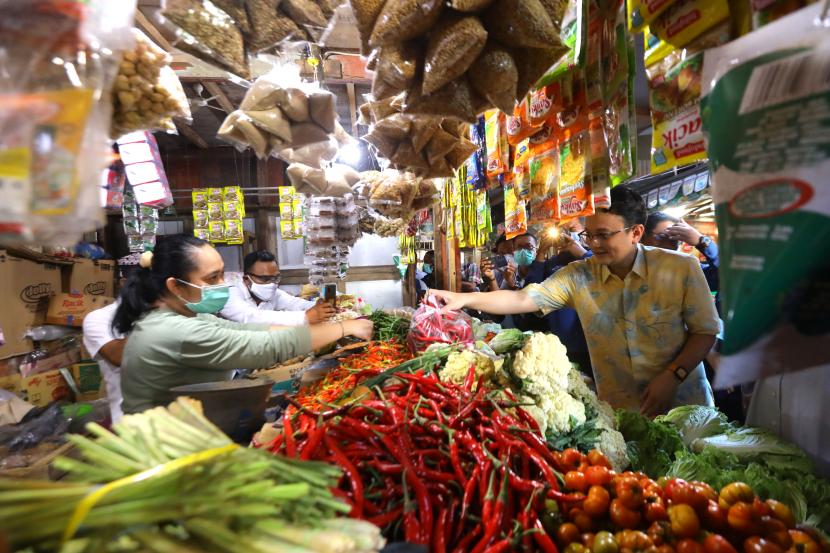 Wakil Menteri Perdagangan Jerry Sambuaga (kanan) membeli cabai merah di Pasar Rogojampi, Banyuwangi, Jawa Timur, Rabu (20/7/2022). 
