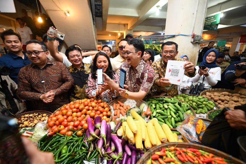 Wakil Menteri Perdagangan (Wamendag) Jerry Sambuaga melakukan pemantauan harga dalam acara Grebek Pasar di dua pasar. Yakni Pasar Kosambi, Kota Bandung, dan Pasar Soreang, Kabupaten Bandung, Sabtu (15/4).