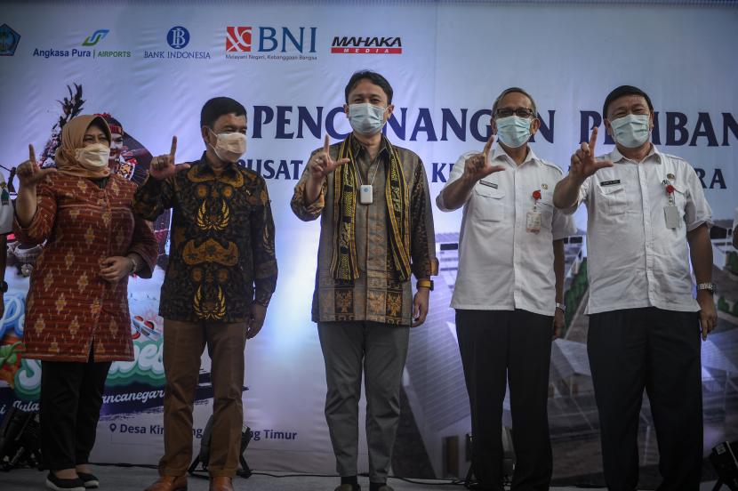 Wakil Menteri Perdagangan Jerry Sambuaga (ketiga kiri).  Wakil Menteri Perdagangan Jerry Sambuaga menyatakan Kementerian Perdagangan siap membantu peningkatan perdagangan komoditas pertanian maupun perkebunan yang dihasilkan petani di Sumatra Utara.
