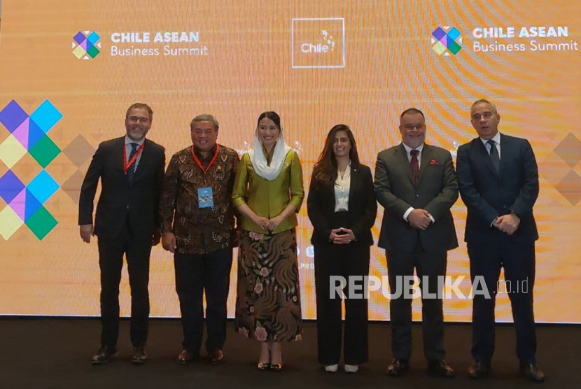 Wakil Menteri Perdagangan Republik Indonesia Dyah Roro Esti Widya Putri (ketiga dari kiri) bersama Wakil Menteri Hubungan Ekonomi Internasional Claudia Sanhueza (ketiga dari kanan) saat membuka Chile-Indonesia Trade Engagement Seminar di Hotel Fairmont Jakarta, Senin (8/9).