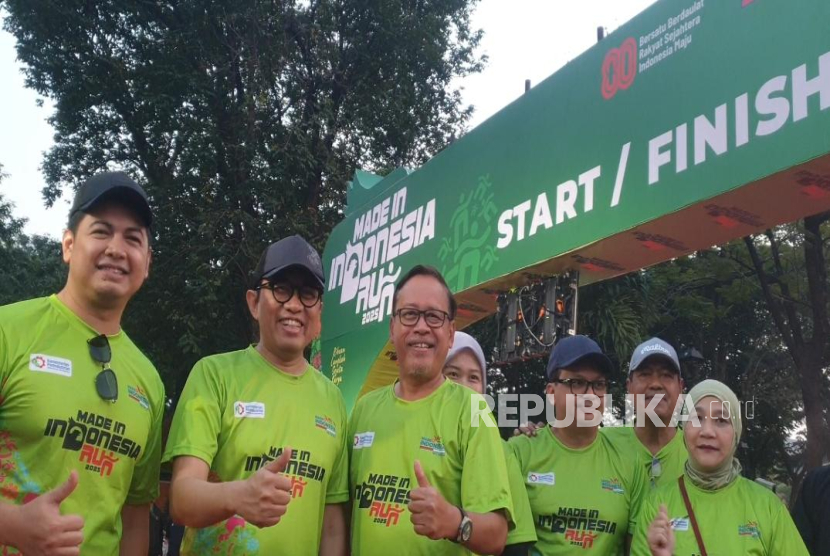 Wakil Menteri Perindustrian Faisol Reza (kanan) bersama Ketua Panitia Made in Indonesia Run 2025 M Rodli Kaelani dan Founder MID Network. Tommy Kurniawan di sela-sela event Made In Indonesia Run 2025 di Taman Mini Indonesia Indah (TMII), Jakarta, Ahad (10/8/2025).  