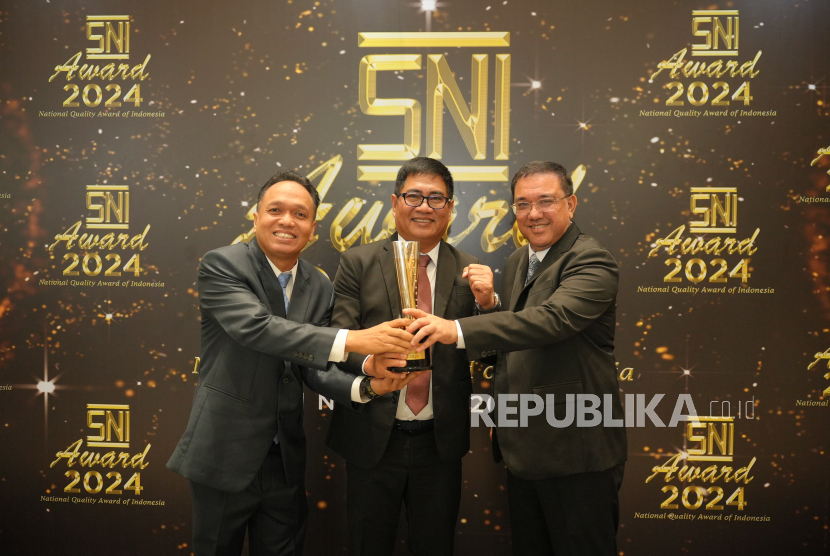 Wakil Menteri Perindustrian RI, Faisol Riza menyerahkan penghargaan platinum pada ajang SNI Award 2024 pada Direktur Utama Pusri, Daconi Khotob 