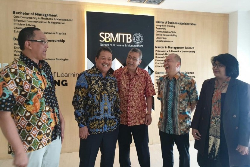 Wakil Menteri Pertahanan (Wamenhan) RI Wahyu Sakti Trenggono (kedua kiri) berbincang dengan pimpinan School of Business and Management (SBM) ITB di Kampus SBM ITB, Jl Ganesha, Kota Bandung, Selasa (19/11).   