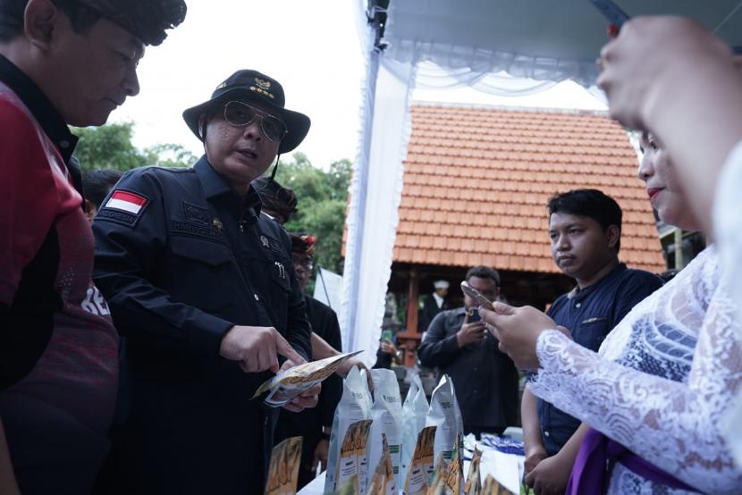 Wakil Menteri Pertanian (Wamentan) Harvick Hasnul Qolbi mendorong masyarakat di Karangasem, Provinsi Bali untuk membumikan pupuk organik sebagai penyubur tanaman yang sehat, efektif dan juga efisien