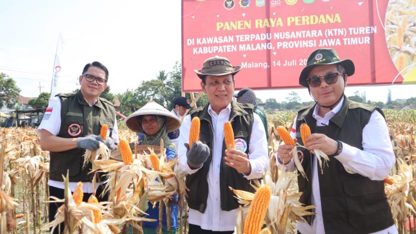 Wakil Menteri Pertanian (Wamentan), Harvick Hasnul Qolbi menghadiri kegiatan Panen Raya Perdana di Kawasan Terpadu Nusantara (KTN) Kecamatan Turen, Kabupaten Malang, Jawa Timur pada Kamis (14/7/2022).