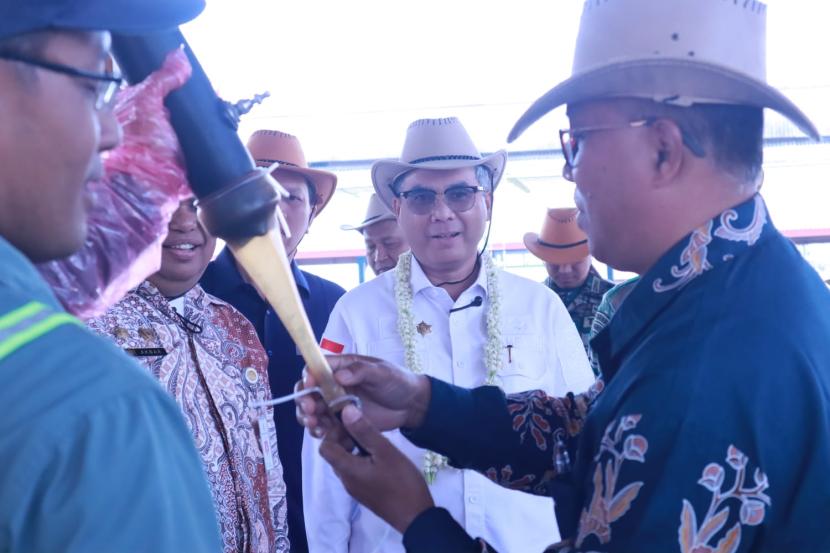 Wakil Menteri Pertanian (Wamentan), Harvick Hasnul Qolbi meninjau aktivitas kerja pengembangan semen beku unggul yang dilakukan Balai Besar Inseminasi Buatan (BBIB) Singosari di Kabupaten Malang, Jawa Timur.