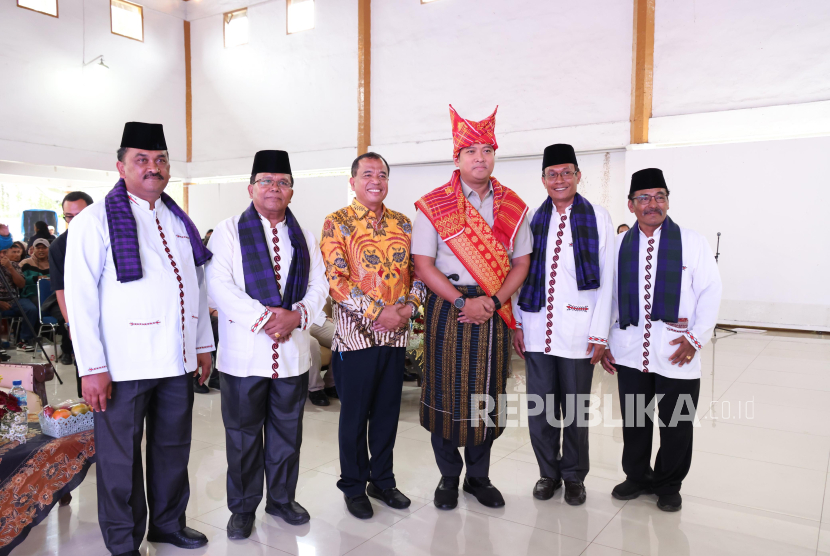 Wakil Menteri Pertanian (Wamentan) Sudaryono resmi dinobatkan sebagai warga Karo sekaligus diberi marga Sitepu oleh pengetua adat dalam kunjungan kerjanya di Kecamatan Kabanjahe, Kabupaten Karo, Sumatera Utara, Ahad (23/11/2025). 