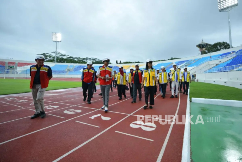 Wakil Menteri PU Diana Kusumastuti meninjau renovasi Stadion Kanjuruhan di Kepanjen, Kabupaten Malang, Jawa Timur, Ahad (29/12/2024).