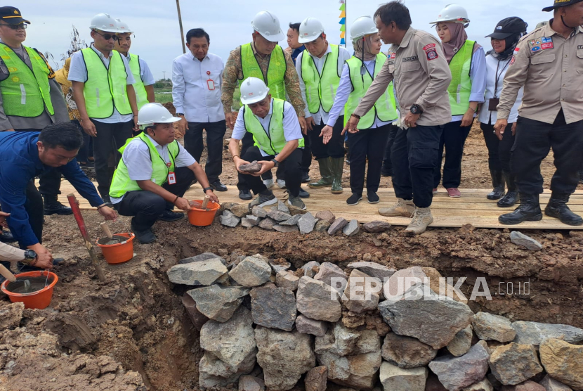 Wakil Menteri Sosial, Agus Jabo Priyono, meletakan batu pertama pembangunan Kampung Nelayan Sejahtera di Desa Eretan Kulon, Kecamatan Kandanghaur, Kabupaten Indramayu, Kamis (5/12/2024). 