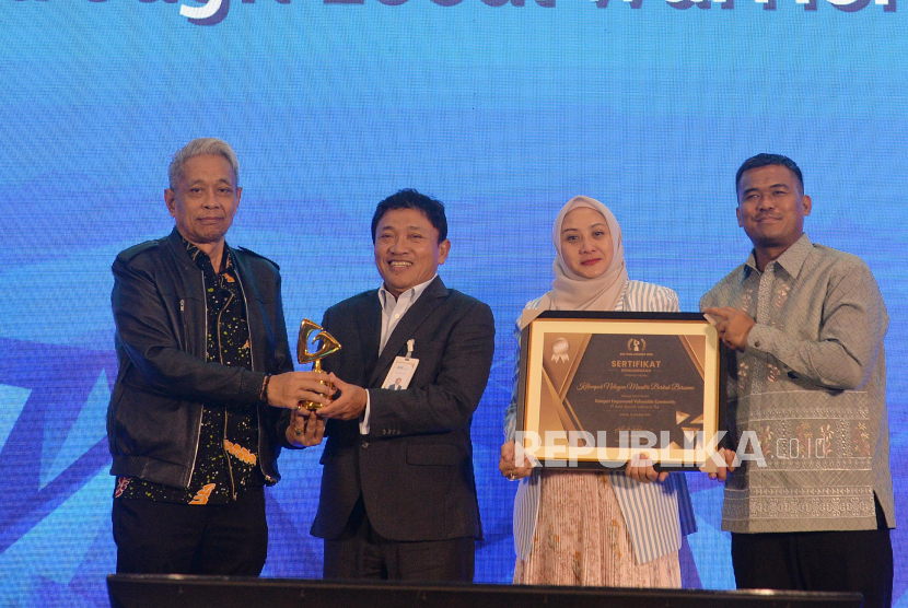 BSI Raih Penghargaan ESG Now Awards Berkat Program Green Zakat untuk Nelayan