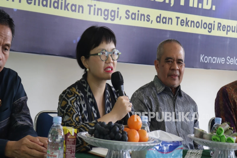 Wakil Menteri (Wamen) Diktisaintek Stella Christie (kedua dari kiri) saat mengunjungi kampus UM Kendari di Kendari, Sulawesi Tenggara, Jumat (4/7/2025).