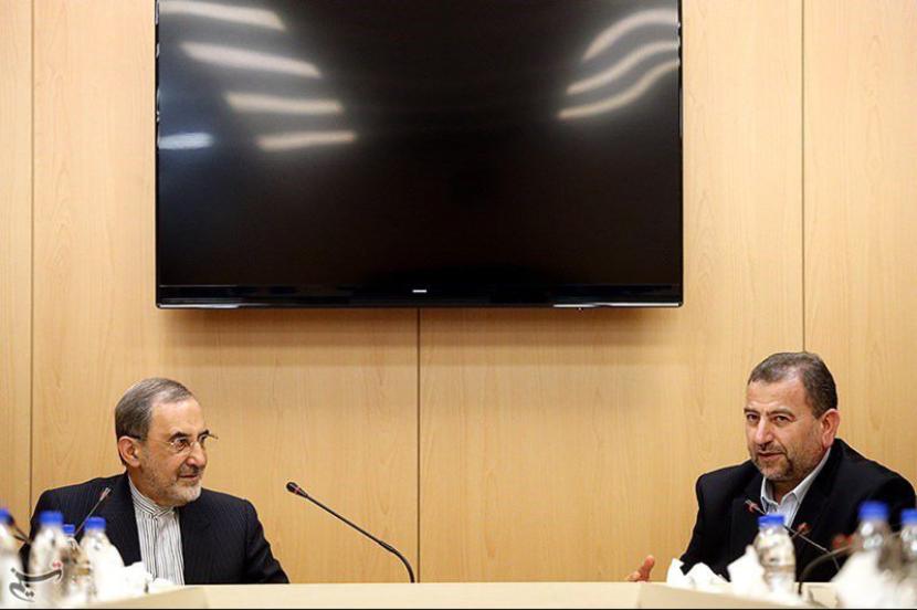 Wakil Pemimpin Hamas Saleh Al-Arouri (kanan) dan mantan menteri luar negeri Iran Ali Akbar Velayati dalam foto bertanggal 21 Oktober 2017. (Sayyed Mahmoud Hosseini/Tasnim News Agency via Wikimedia Commons)