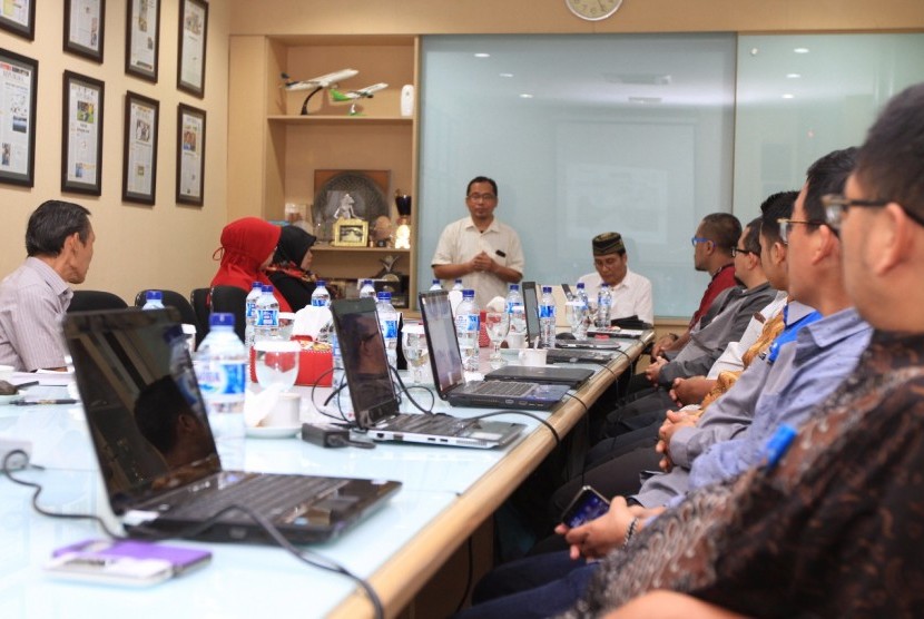 Wakil pemimpin redaksi harian republika Nur Hasan Murtiaji memberikan sambutan saat membuka acara pelatihan ankuntansi masjid di kantor harian Republika, Jakarta, Sabtu (14/10)