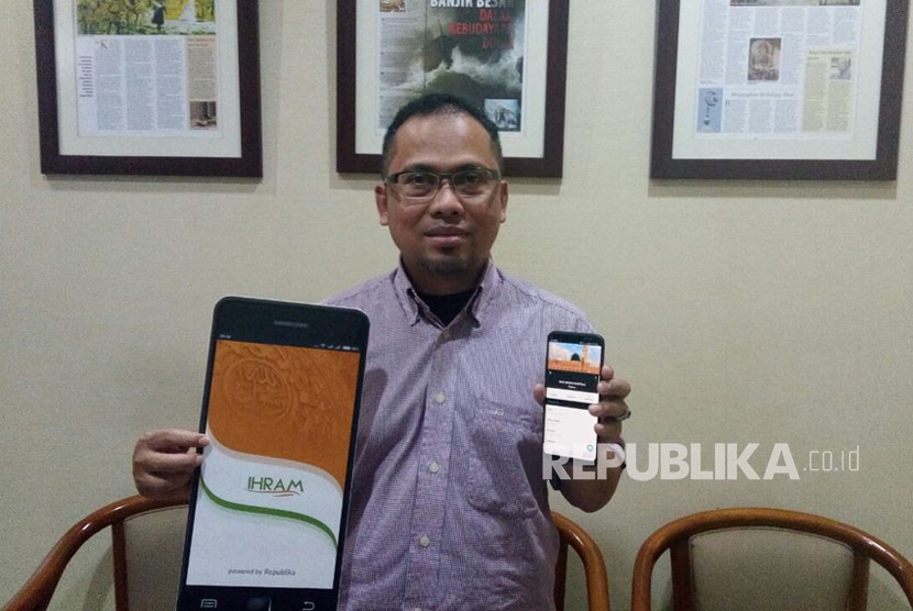 Wakil Pemimpin Redaksi Harian Republika, Nur Hasan Murtiaji memperlihatkan aplikasi Ihram di kantor Harian Republika, Senin (22/1). Aplikasi tersebut merupakan panduan bagi jamaah haji dan umrah. 