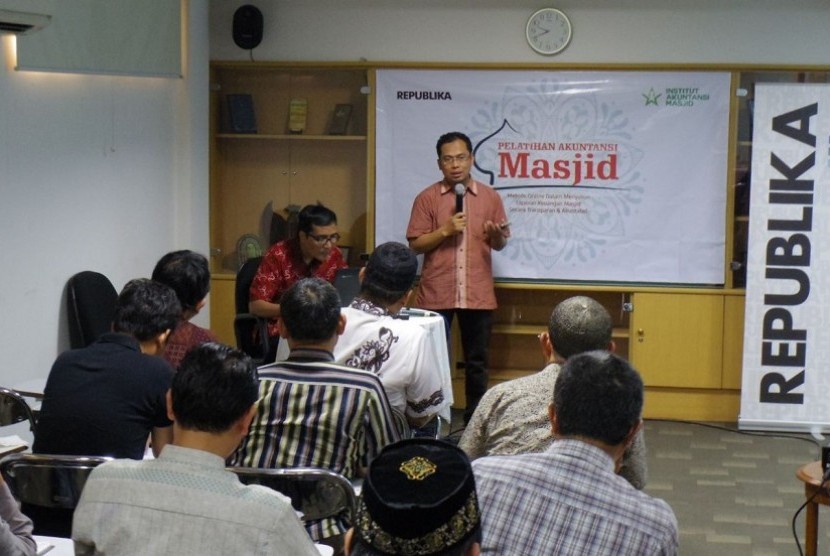 Wakil Pemimpin Redaksi Republika Nur Hasan Murtiaji memberi sambutan dalam pelatihan akuntansi kepada pengurus-pengurus masjid, di kantor harian Republika, Sabtu (21/1)