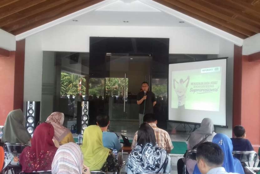 Wakil Pemimpin Redaksi Republika Nur Hasan Murtiaji membuka Kegiatan Fun Science Matematika dan IPA, diselenggarakan oleh Republika dan Klinik Pendidikan MIPA (KPM) di Gedung Harian Republika, Sabtu (25/8).