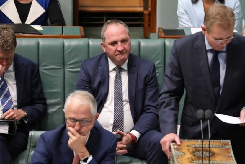 Wakil Perdana Menteri Australia Barnaby Joyce hari ini menghadapi rekan-rekannya dalam pertemuan internal Partai Nasional.