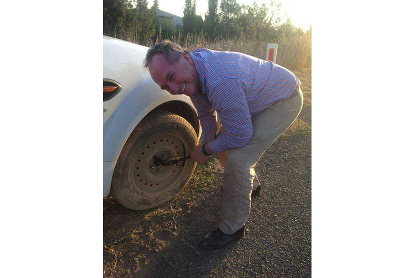 Wakil Perdana Menteri Australia Barnaby Joyce sedang mengganti ban mobil warga di salah satu jalan highway di New England, Queensland.