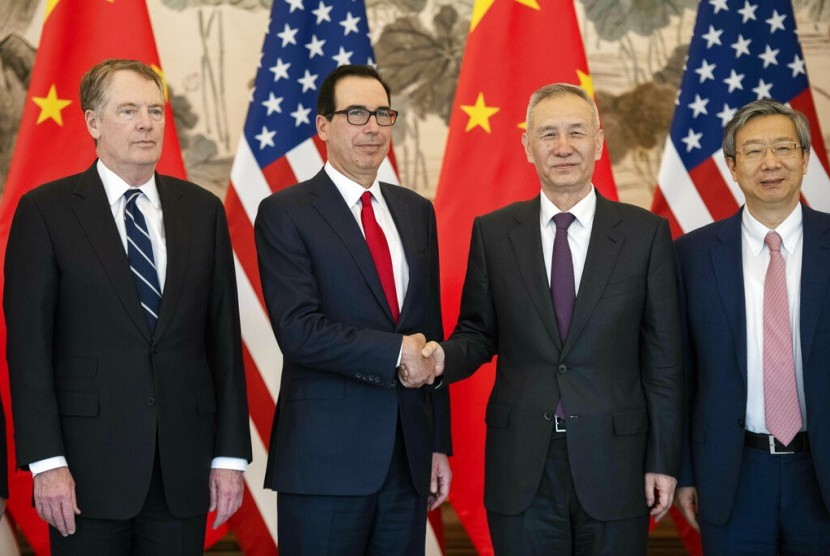 Wakil Perdana Menteri Cina Liu He berjabat tangan dengan Menteri Keuangan AS Steven Mnuchin usai pertemuan di Beihing pada 29 Maret 2019. Amerika Serikat dan Cina sepakat akan mendirikan kantor penegakan hukum yang akan menangani masalah perdagangan.