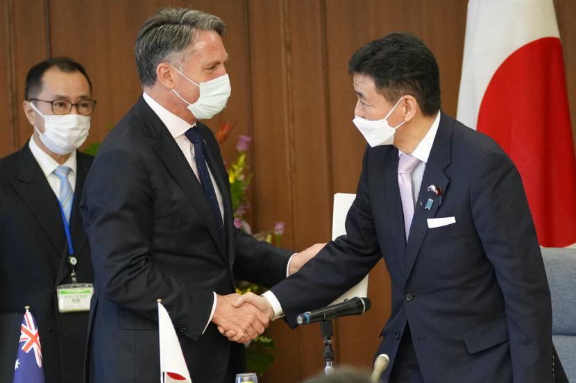 Wakil Perdana Menteri dan Menteri Pertahanan Australia Richard Marles, kiri, dan Menteri Pertahanan Jepang Nobuo Kishi berjabat tangan setelah konferensi pers bersama di Kementerian Pertahanan pada Rabu, 15 Juni 2022, di Tokyo.