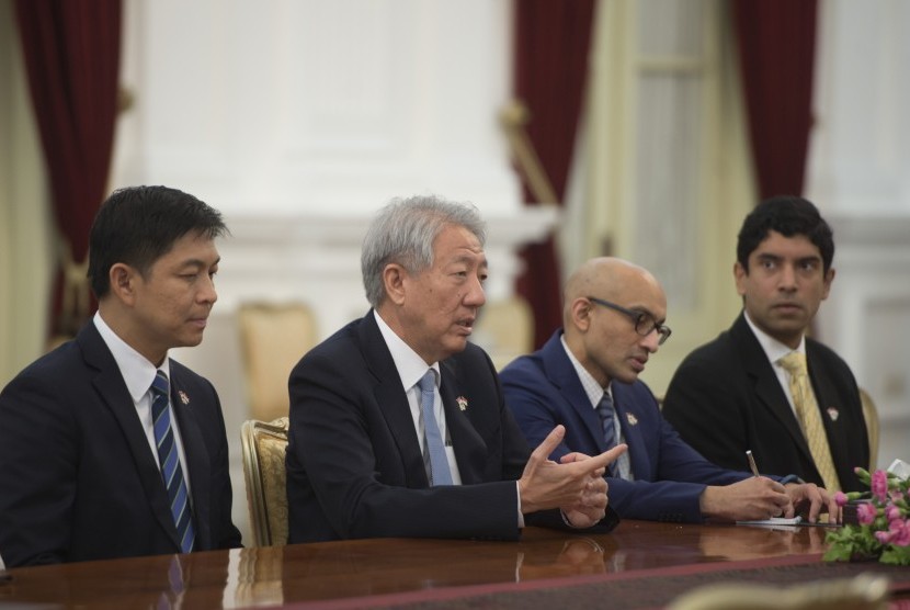 Deputy Prime Minister Teo Chee Hean (second left) and his entourage meet with Indonesian President Joko Widodo at Merdeka Palace, Jakarta, on Friday (July 19).