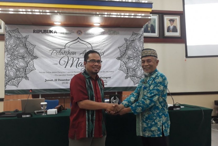 Wakil Pimlinan Redaksi Republika Nur Hasan Murtiaji memberikan sambutan dalam pelatihan akuntansi bagi para pengurus masjid di Jawa Timur. Kegiatan ini digelar di Gedung Fakultas Ekonomi dan Bisnis Unair pada Jumat (22/12).