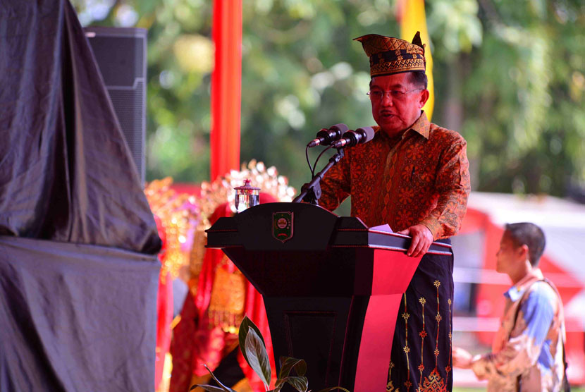 Wakil Preside RI, H.M. Jusuf Kalla, memberikan sambutan pada Puncak Peringatan Hari Lingkungan Hidup Sedunia Tahun 2016 di Siak, Prov. Riau, Jum'at, (22/7).