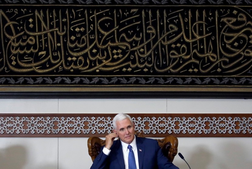  Wakil presiden Amerika Serika, Mike Pence, mendengarkan saat menggelar pertemuan dengan pimpinan Komunitas Muslim Indonesia di Masjid Istiqlal, Jakarta, Kamis (20/4). 
