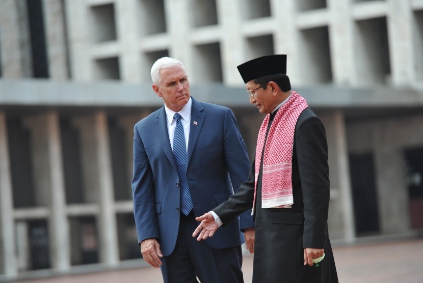 Wakil Presiden Amerika Serikat Michael R Pence (kiri) berbincang dengan Imam Besar Masjid Istiqlal Nasaruddin Umar ketika mengunjungi Masjid Istiqlal di Jakarta, Kamis (20/4). 