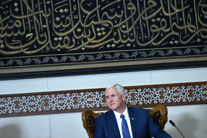 Wakil Presiden Amerika Serikat Michael R Pence melakukan pertemuan dengan tokoh lintas agama ketika mengunjungi Masjid Istiqlal di Jakarta, Kamis (20/4). 