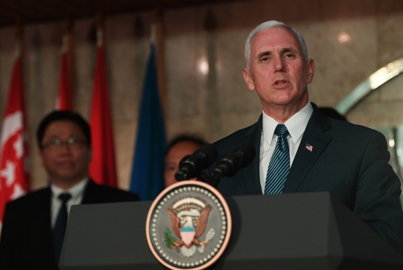 Wakil Presiden Amerika Serikat Michael R Pence memberikan pidatonya usai bertemu para perwakilan negara tetap ASEAN di Kantor Sekretariat ASEAN, Jakarta, Kamis (20/4). 