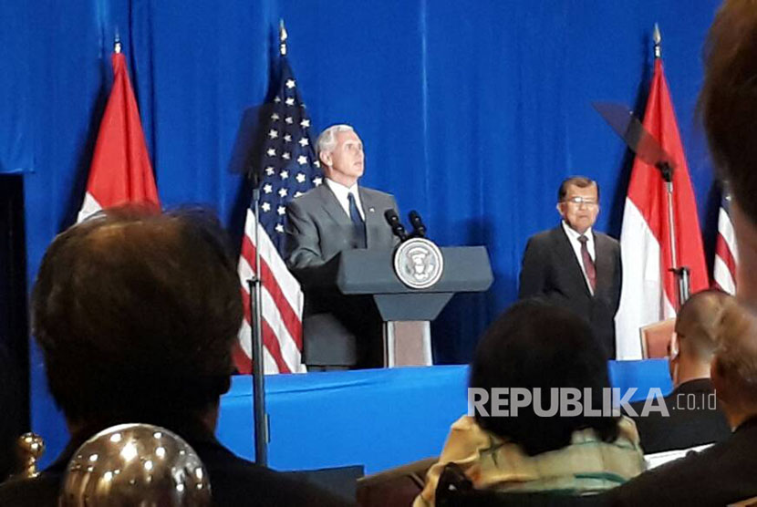 Wakil Presiden Amerika Serikat Mike Pence dan Wakil Presiden Republik Indonesia Jusuf Kalla memberikan sambutan dalam Bisnis Meeting di Hotel Shangri-La, Jakarta, Jumat (21/4). 