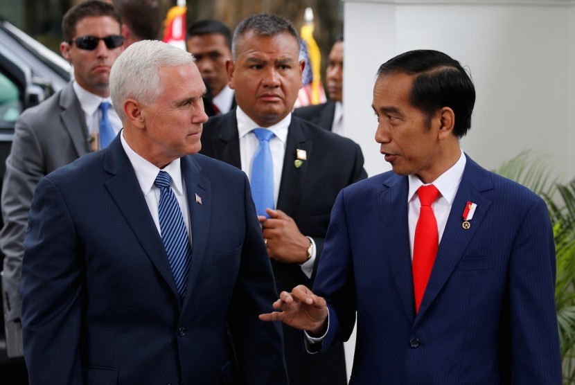 Wakil Presiden Amerika Serikat, Mike Pence (kiri), berbincang dengan Presiden Joko Widodo di Istana Kepresidenan, Jakarta. 