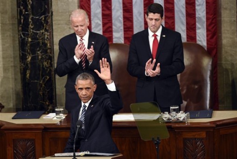  Wakil Presiden AS Joe Biden dan Ketua Parlemen Paul Ryan dari Wisconsin bertepuk tangan usai Presiden AS Barack Obama menyampaikan pidato tahunan kenegaraan terakhirnya, Selasa, 12 Januari 2016.