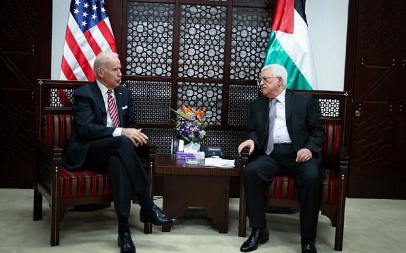 Wakil Presiden AS Joe Biden (kiri) bersama Presiden Otoritas Palestina Mahmoud Abbas di kota Ramallah, Tepi Barat, pada 9 Maret 2016.