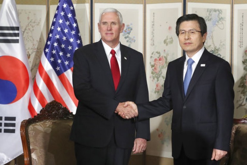Wakil Presiden AS Mike Pence (kiri) bersama Plt Presiden dan Perdana Menteri Korea Selatan  Hwang Kyo-ahn di Seoul, Korsel, Senin, 17 April 2017. 