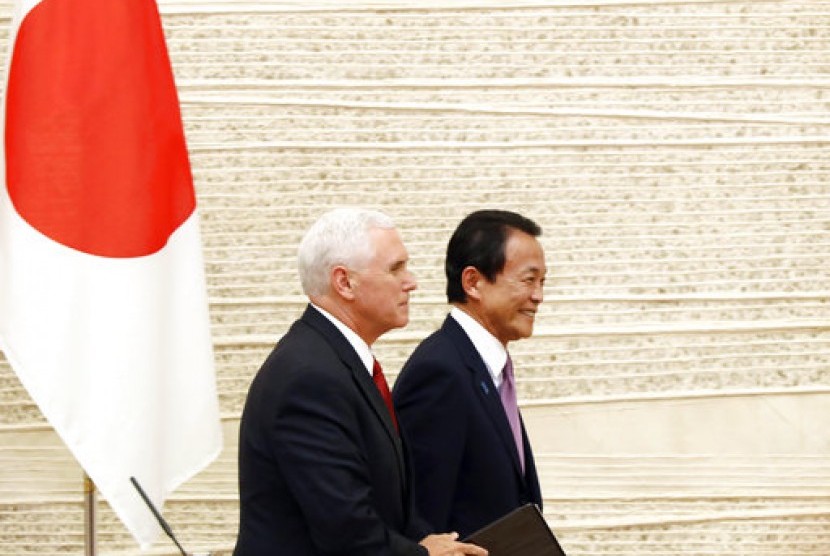 Wakil Presiden AS Mike Pence (kiri) dan Wakil PM dan Menteri Keuangan Jepang Taro Aso usai konferensi pers di kantor perdana menteri di Tokyo, Selasa, 18 April 2017.