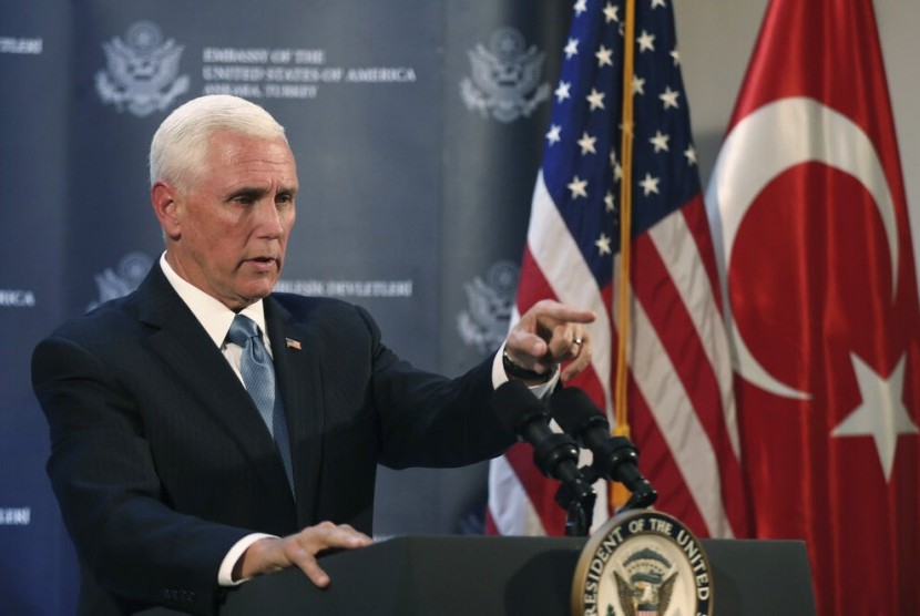 Wakil Presiden AS Mike Pence mengumumkan gencatan senjata Turki di Suriah di kediaman duta besar AS di Ankara, Turki, Kamis (17/10).