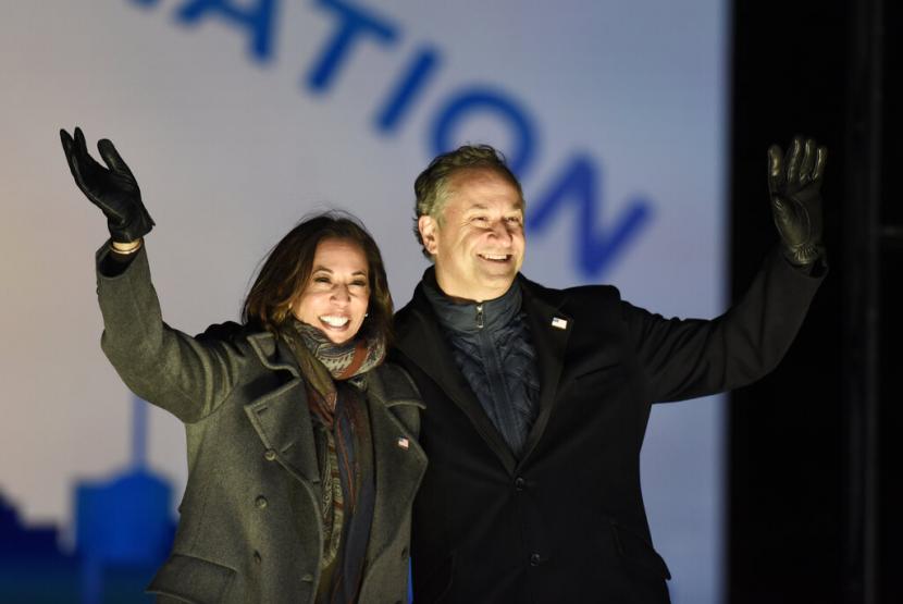Wakil Presiden AS terpilih Kamala Harris dan suaminya Doug Emhoff.