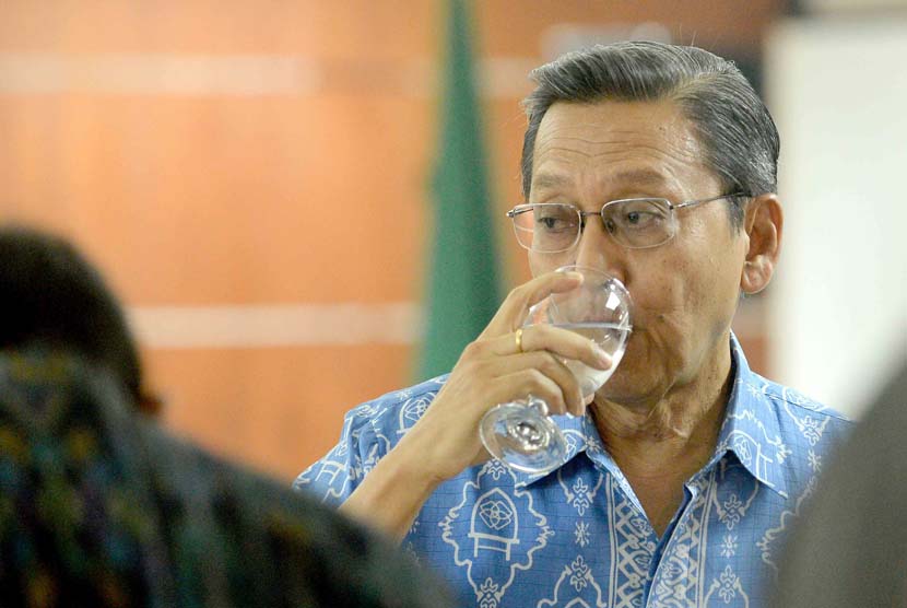Wakil Presiden Boediono beristirahat sejenak disela sela memberi kesaksiannya dalam sidang kasus dugaan korupsi Bank Century dengan terdakwa Budi Mulya di Pengadilan Tindak Pidana Korupsi, Jakarta, Jumat (9/5).