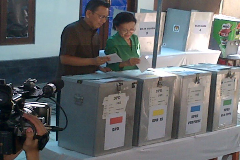 Wakil Presiden Boediono bersama istrinya Herawati, mencoblos dalam pemilu legislatif 2014 di TPS 102, Dusun Sawitsari, Desa Condongcatur, Kecamatan Depok, Kabupaten Sleman, Yogyakarta, Rabu (9/4).