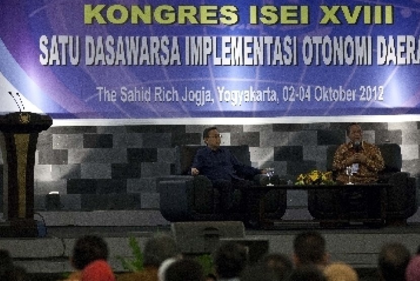 Wakil Presiden, Boediono (kiri) didampingi Ketua Umum Ikatan Sarjana Ekonomi Indonesia (ISEI) yang juga Gubernur Bank Indonesia, Darmin Nasution (kanan).