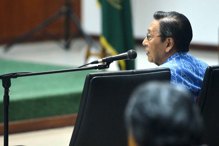 Wakil Presiden Boediono memberi kesaksian dalam sidang kasus dugaan korupsi Bank Century dengan terdakwa Budi Mulya di Pengadilan Tindak Pidana Korupsi, Jakarta, Jumat (9/5).