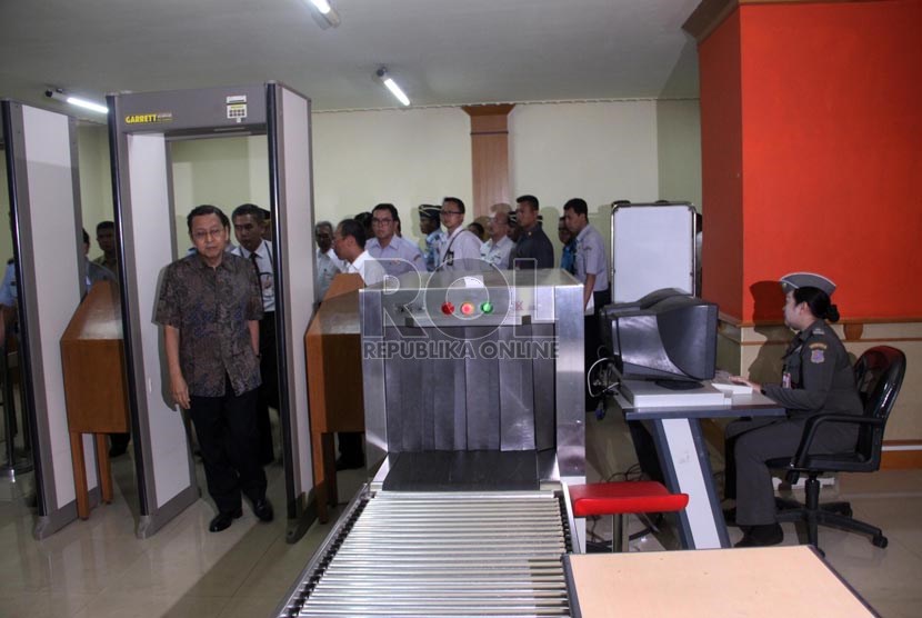   Wakil Presiden Boediono meninjau kesiapan pengoperasian Bandara Halim Perdana Kusuma di Jakarta, Selasa (7/1).    (Republika/Yasin Habibi)